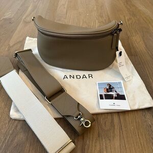 Andar Waymaker crossbody bag Latte Togo